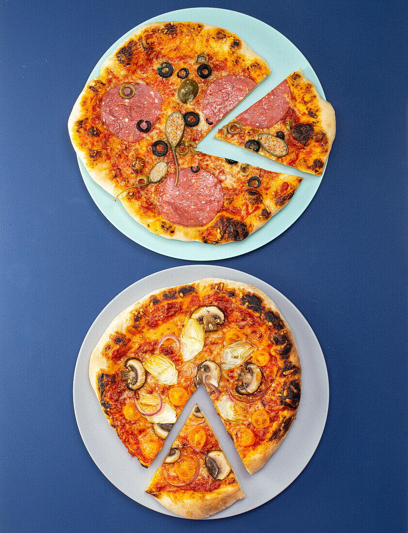 Pizza mit veganem Salamiersatz und mit Champignons