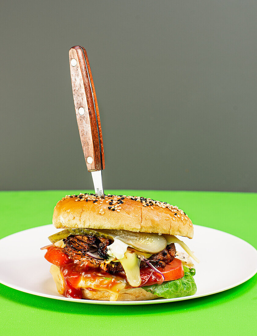 Classic Cheeseburger mit V-Speck (veganem Speckersatz) und Tomate