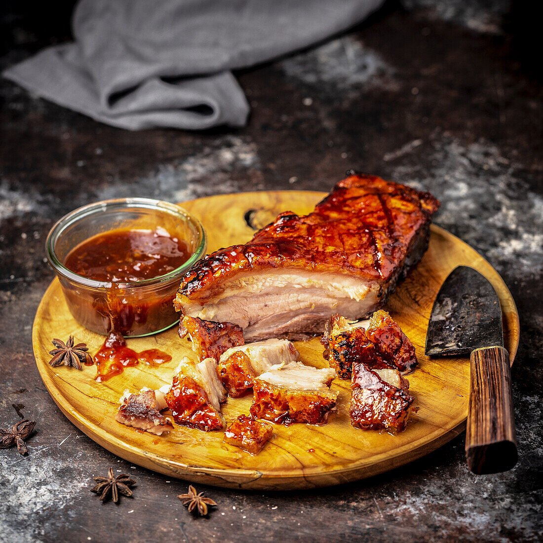 Glasierter Schweinebauch mit BBQ-Soße