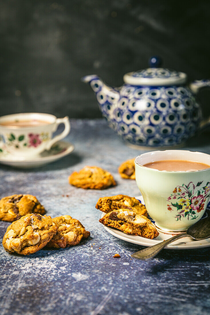 Chocolate Chip Cookies und Tee mit Milch