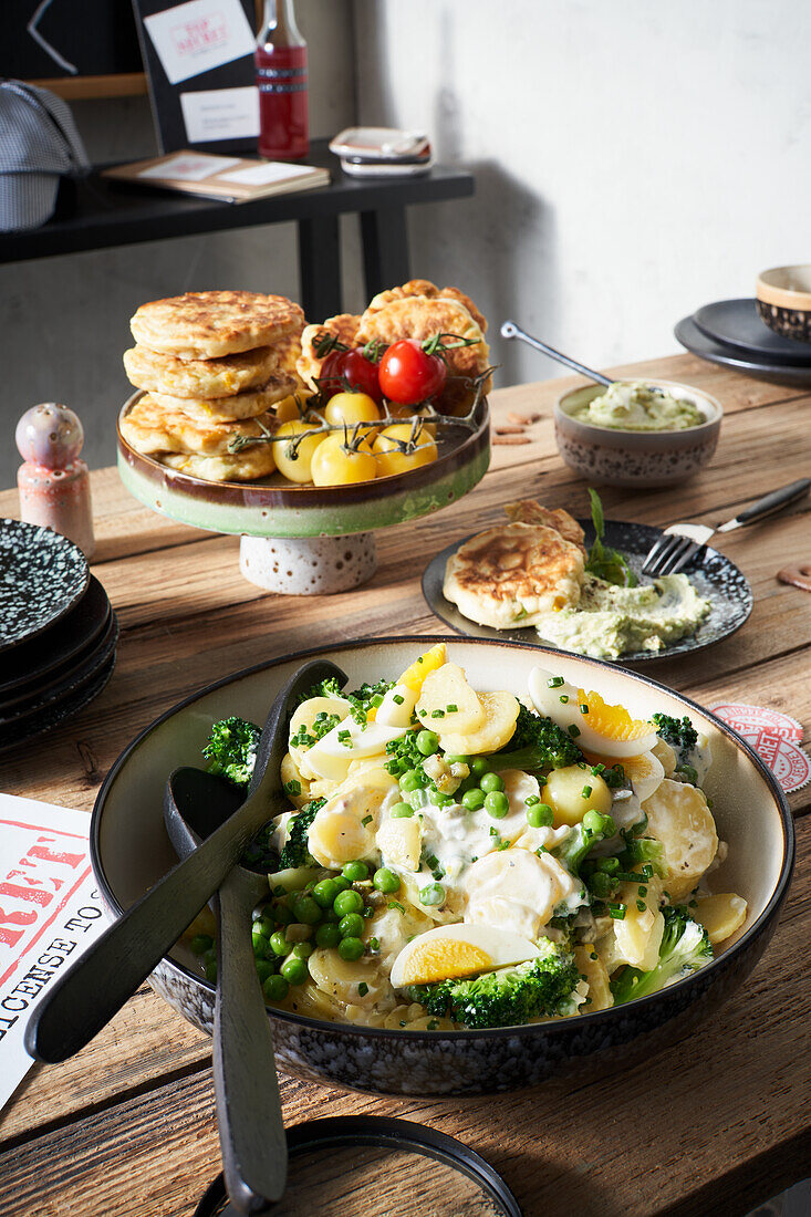 Kartoffelsalat mit Erbsen, Maispuffer und Advocadodip