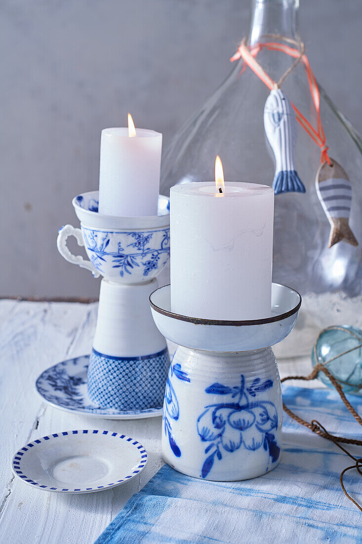 Blau-weißes Geschirr als Kerzenständer