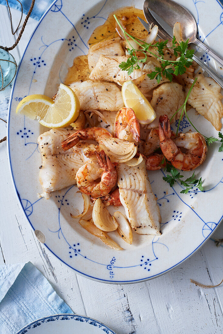 Pan fish with shrimp and fennel