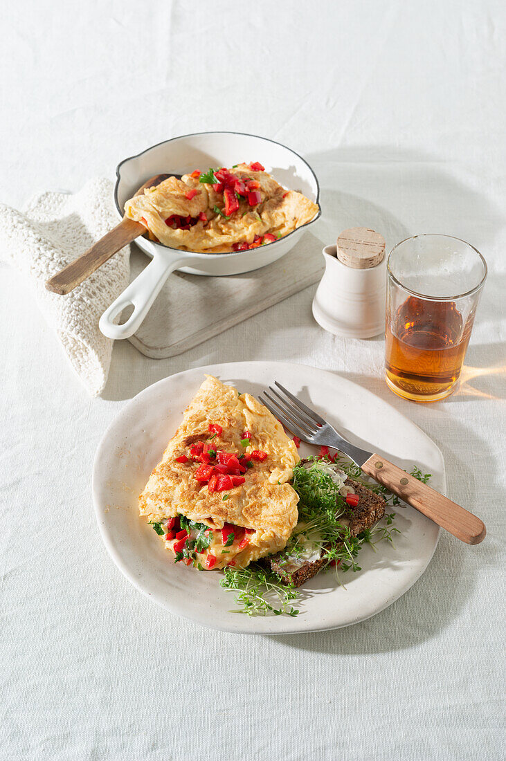 Omelette mit Gemüsefüllung und Pumpernickel