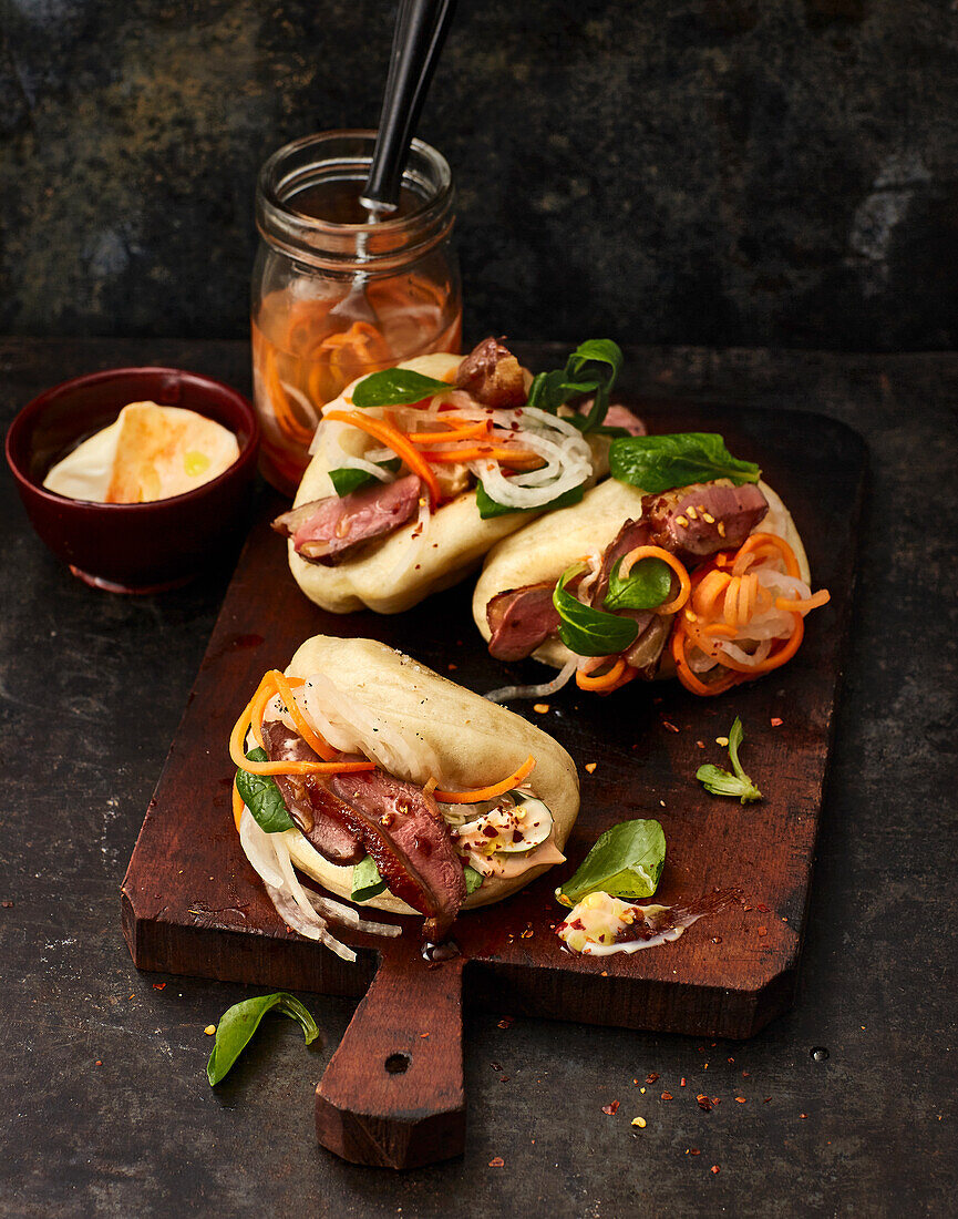 Sticky Taubenbrust mit eingelegten Möhren in Bao Buns