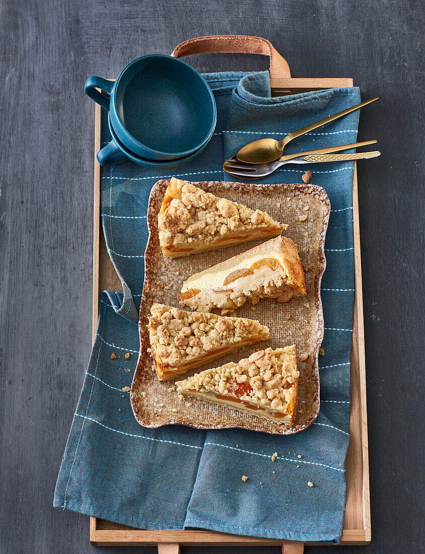 Double crumble cake with apricots