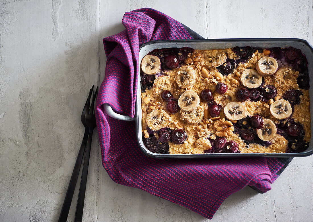 Gebackenes Oatmeal mit Bananen und Beeren