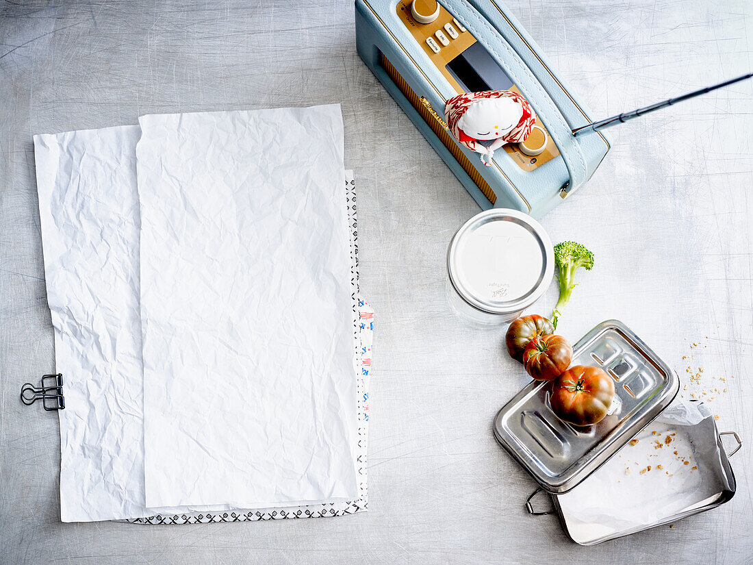 Leeres Blatt, Brotzeitdose, Tomaten und Retro Radio