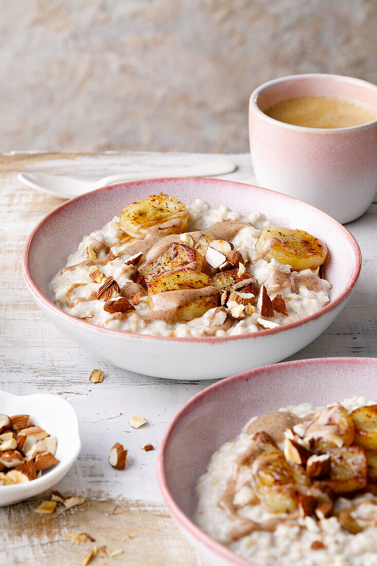 Porridge with fried cinnamon bananas