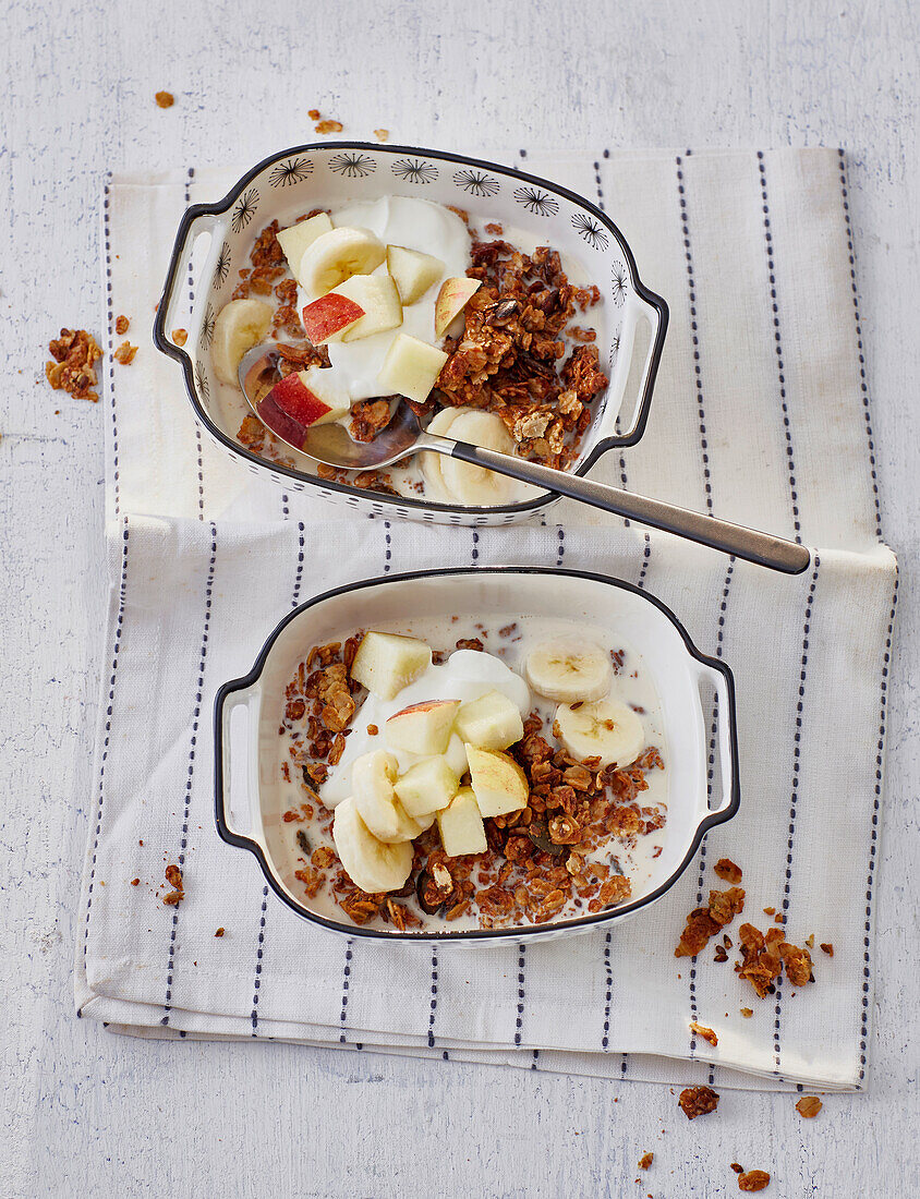 Selbstgemachtes Granola mit Joghurt, Äpfel und Banane