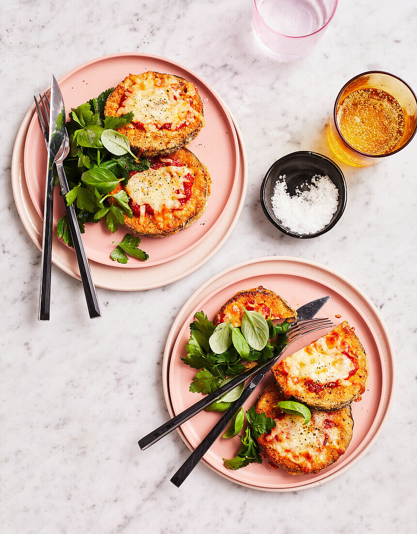 Panierte Auberginenscheiben mit Mozzarella