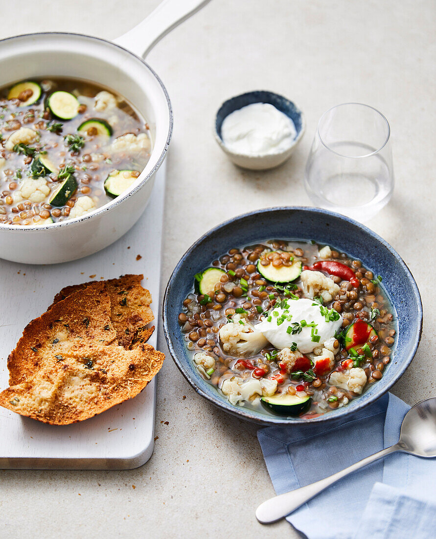 Linsensuppe mit Zucchini und Blumenkohl