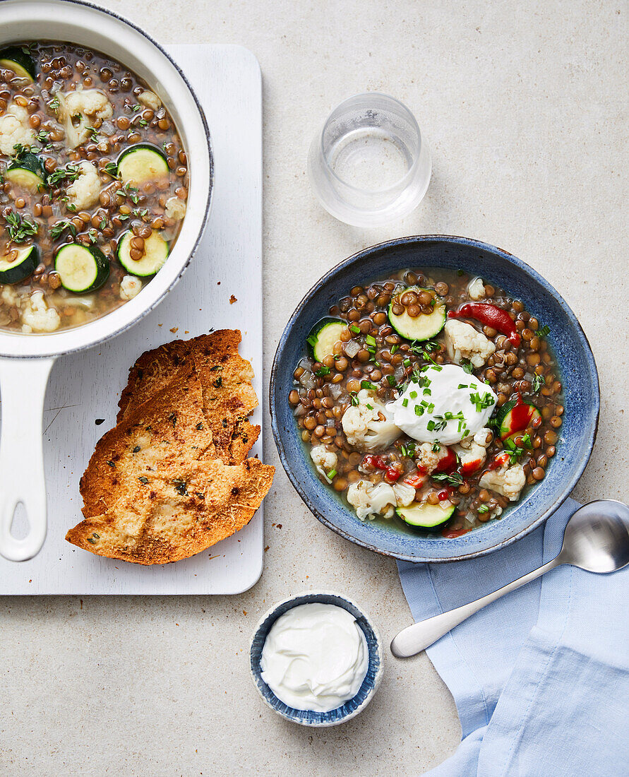 Linsensuppe mit Zucchini und Blumenkohl