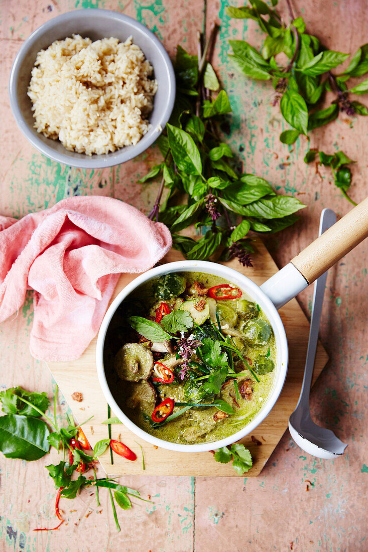Grünes Thai Curry mit Gemüse und Pilzen