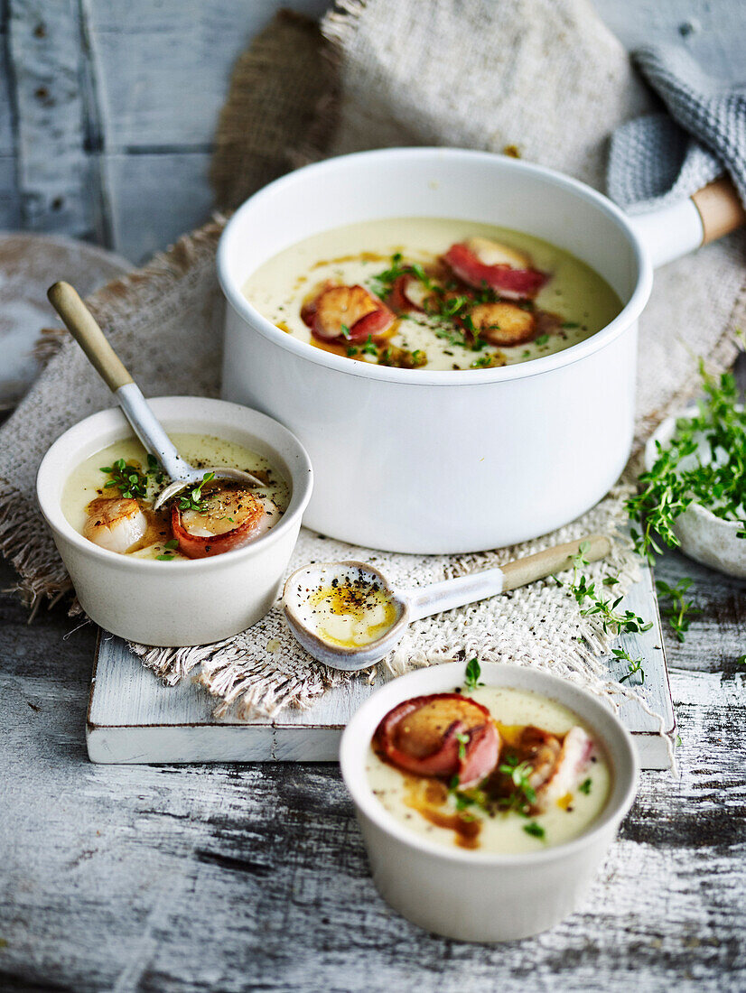 Cremige Selleriesuppe mit Jakobsmuscheln