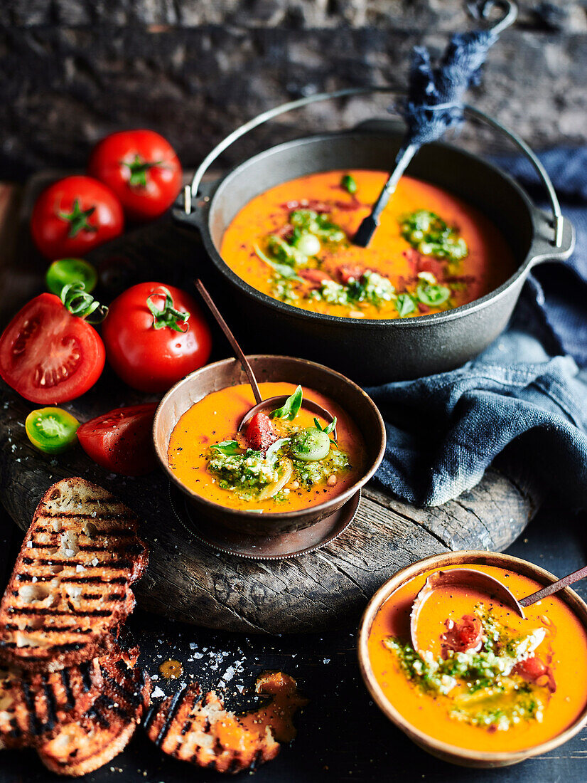 Geröstete Tomatensuppe mit Brokkoli-Pesto