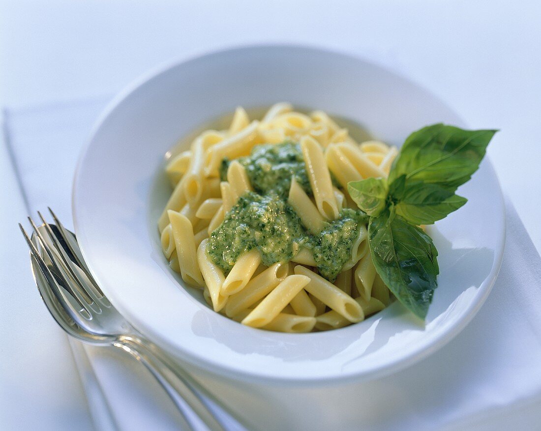 Penne al pesto genovese (Nudeln mit Pesto, Italien)