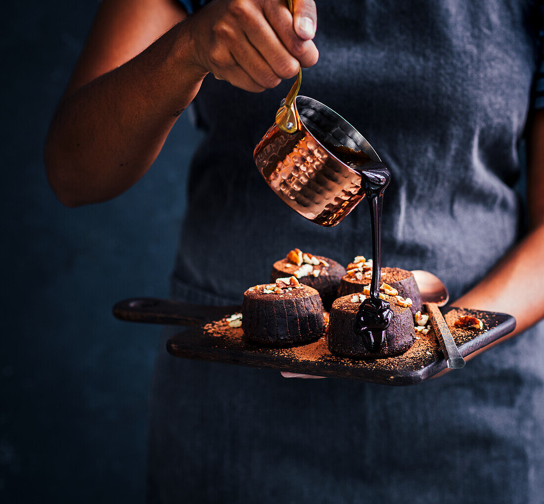Schokoladen-Fondant-Pudding mit Schokoladensauce
