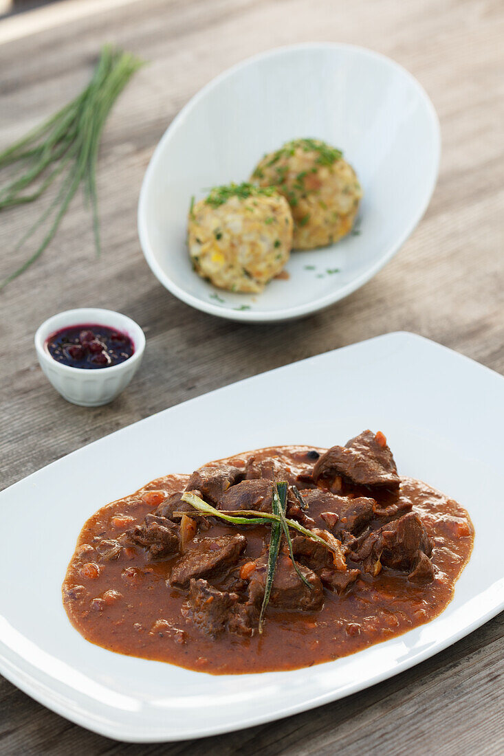 Rindergulasch nach Südtiroler Art