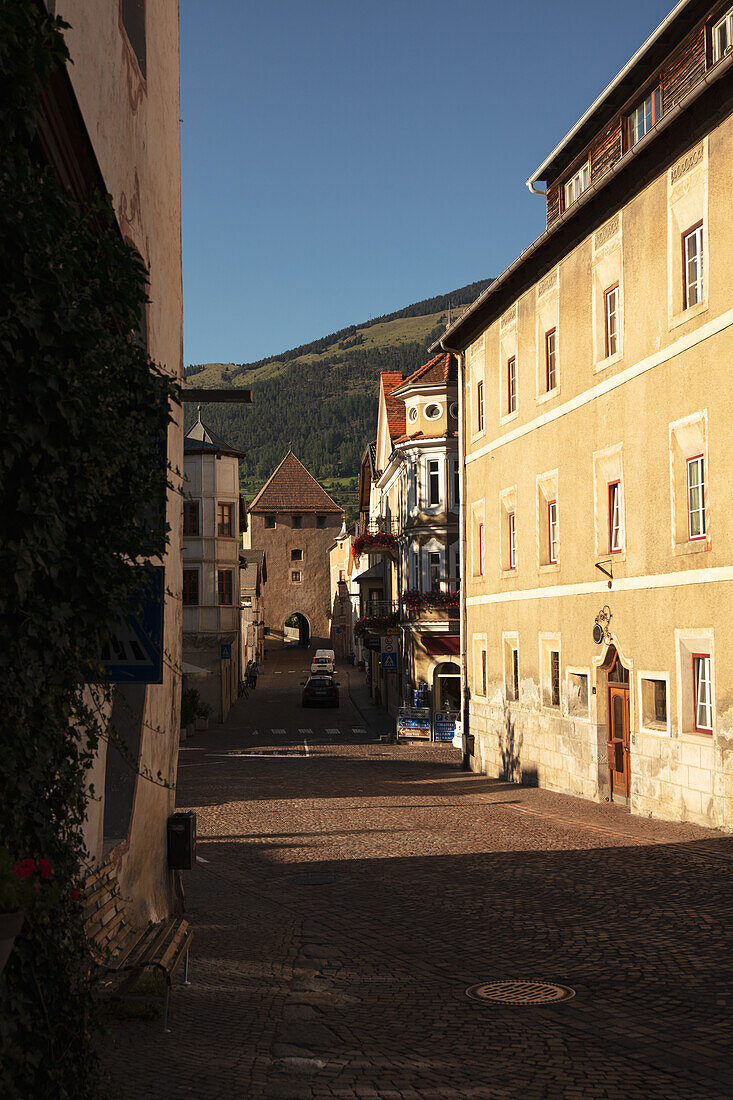 Historische Häuserzeile in der Altstadt, Glurns, Vinschgau, Südtirol, Italien