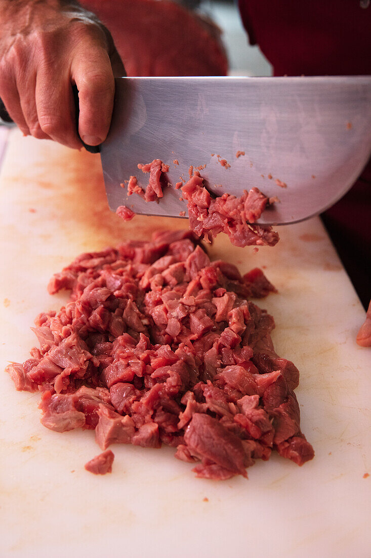 Fleisch mit Messer gehackt