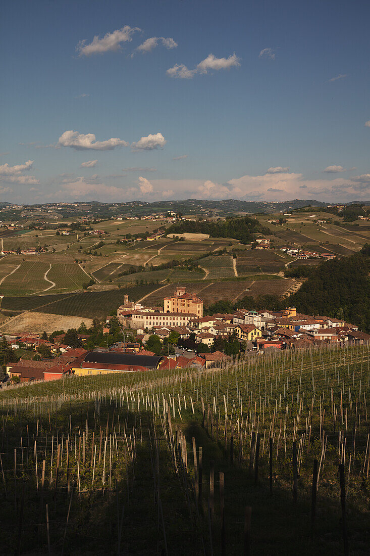 Blick auf die Gemeinde Barolo, Piemont, Italien