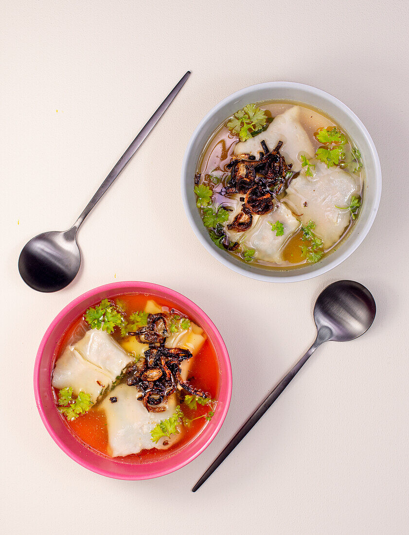 Maultaschen soup (with vegan minced meat) with fried onions