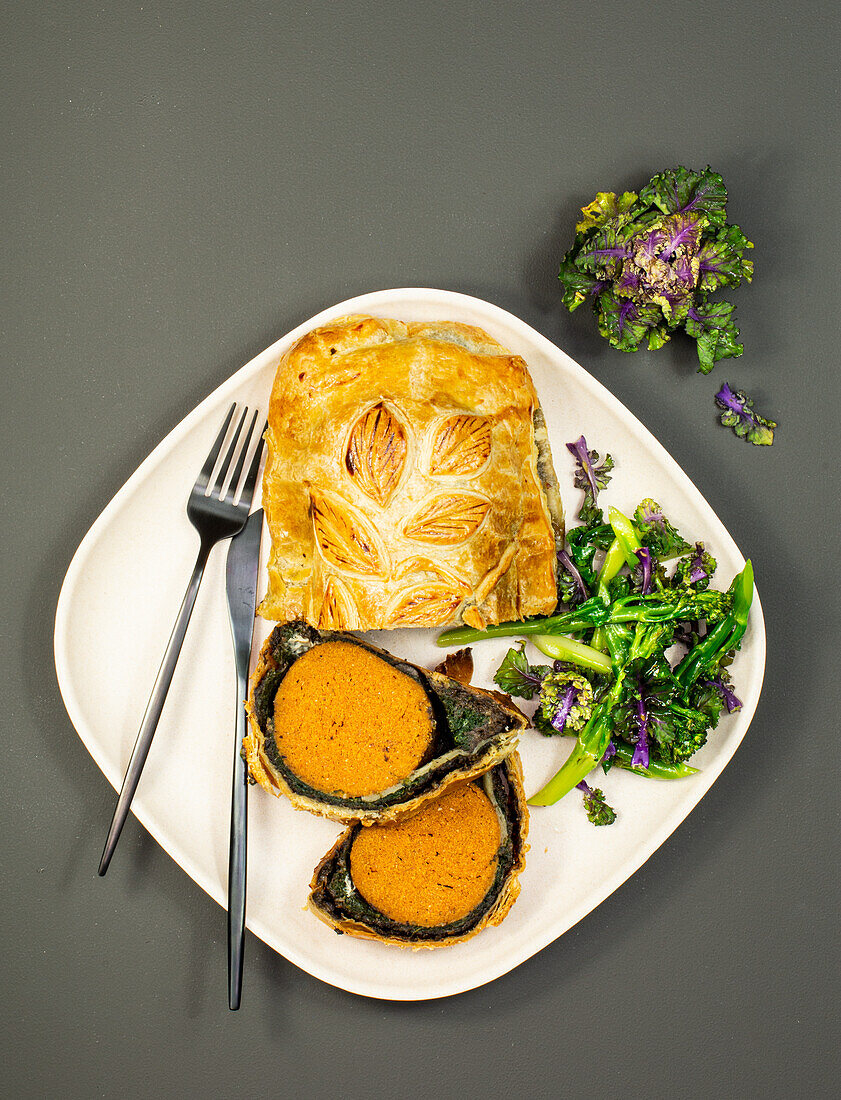 'Beev' Wellington (aus veganem Fleischersatz) mit Flower Sprouts und wildem Brokkoli