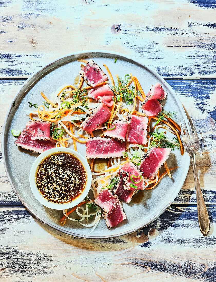 Tuna Tataki mit Rettich und Ponzu