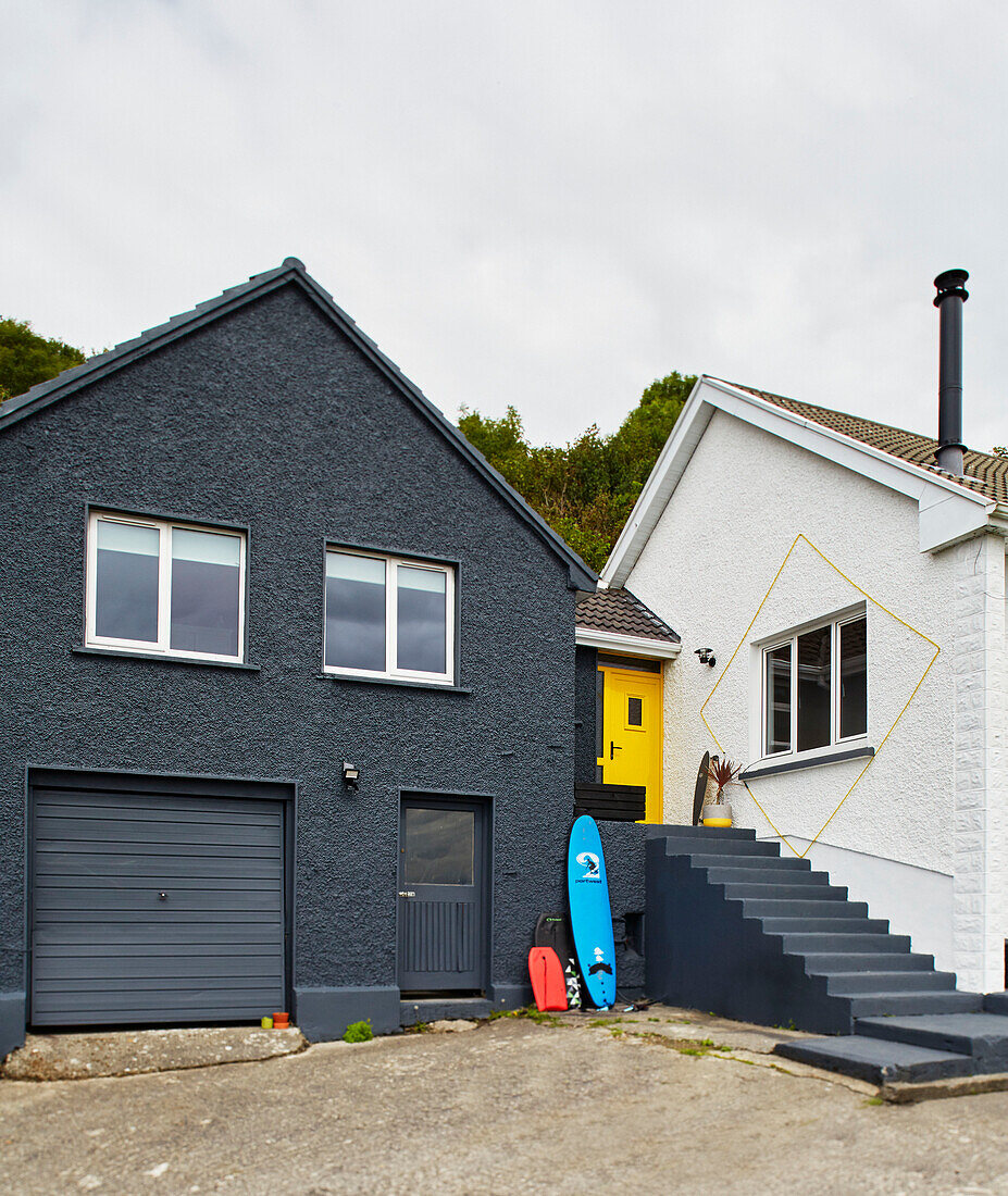 Surfbretter an grau gestrichener Fassade mit Stufen in Sligo, Irland