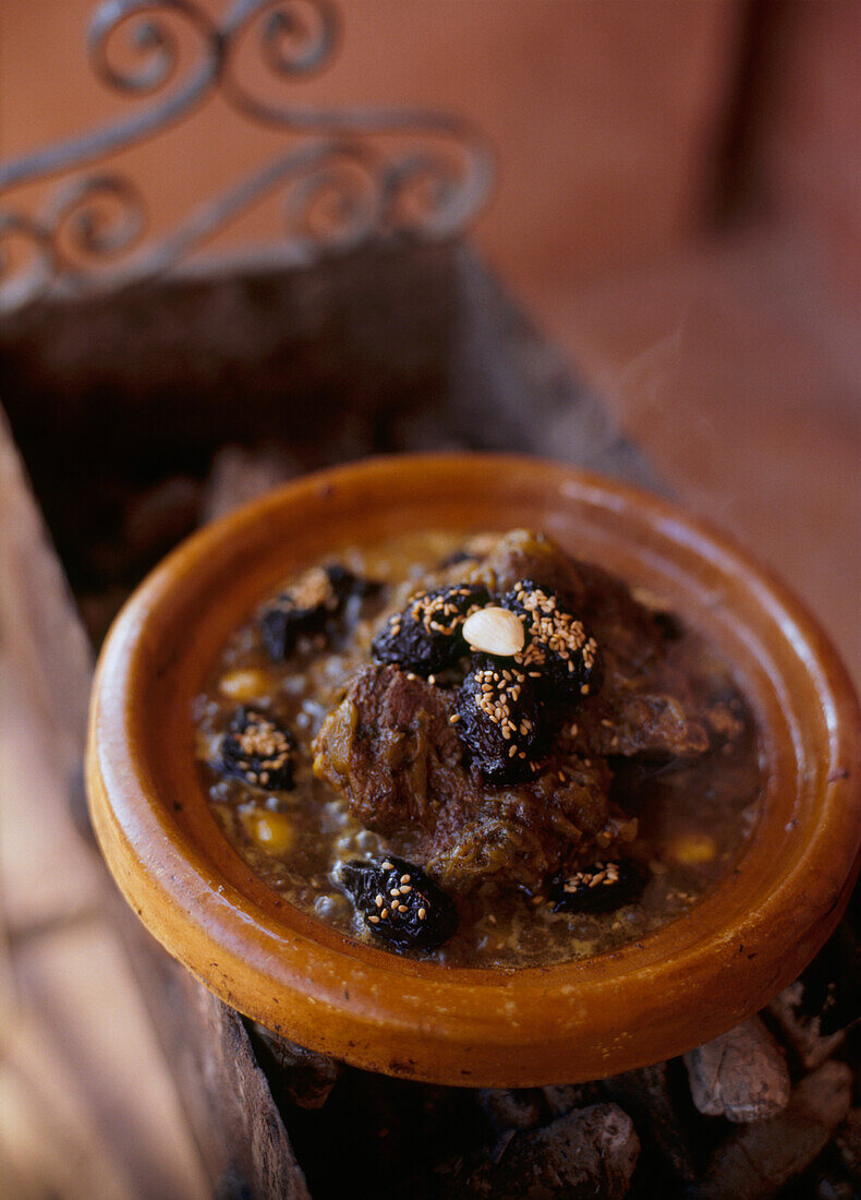 Marokkanische Lamm-Tagine mit Pflaumen und Mandeln