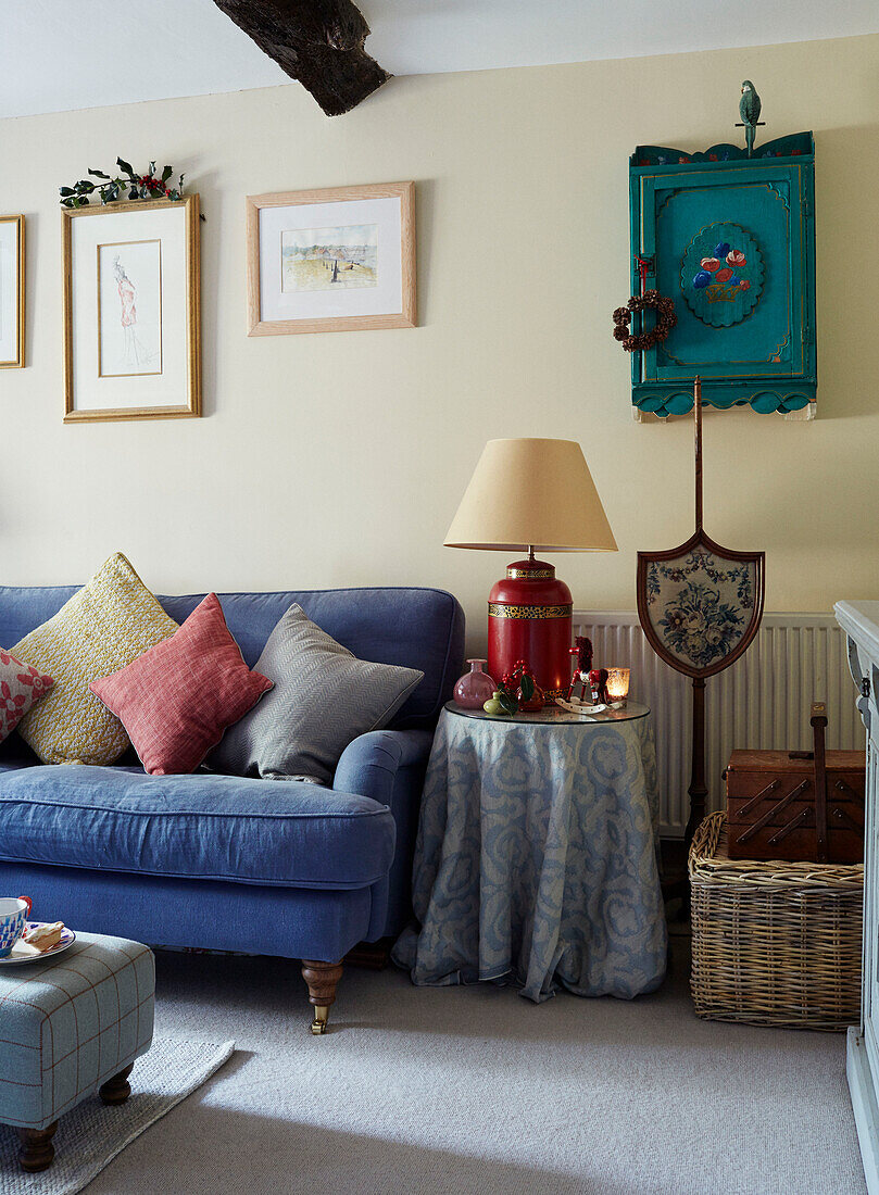 Nähkästchen und Beistelltisch mit wandmontiertem Schrank und blauem Sofa