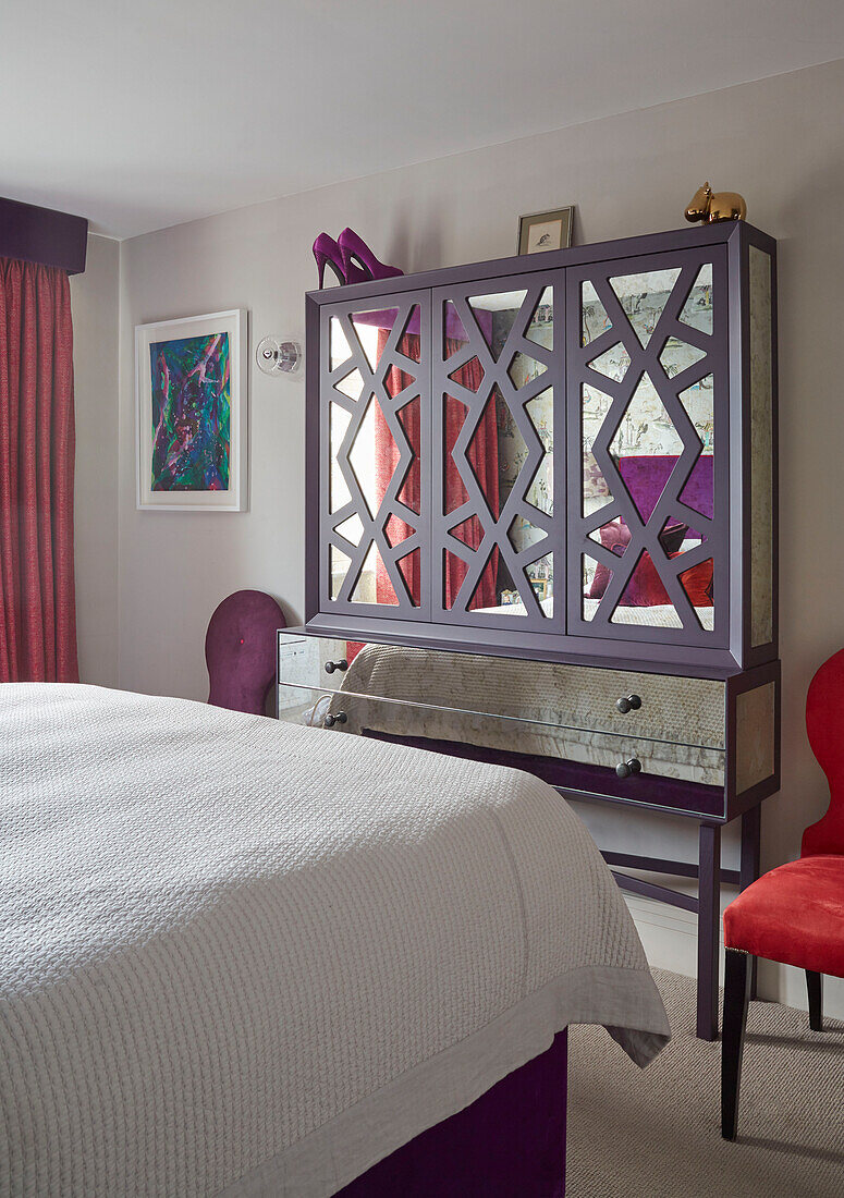 Geometrisches Design auf verspiegeltem Schlafzimmerschrank in Londoner Wohnung, UK