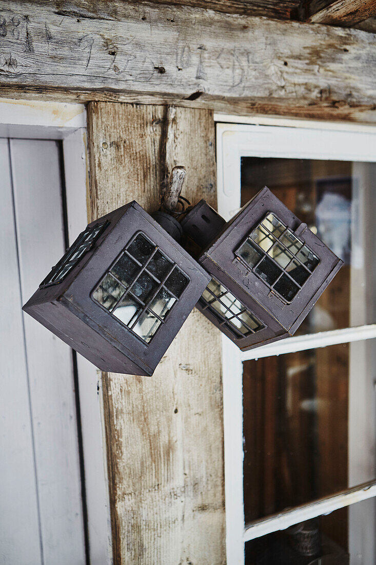 Laternen hängen an einer Holzhütte von Litlestol in den Bergen von Sirdal, Norwegen