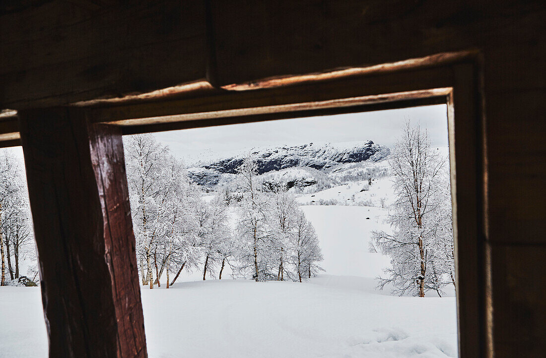 Blick auf die schneebedeckten Berge von Litlestol, eine Holzhütte in den Bergen von Sirdal, Norwegen