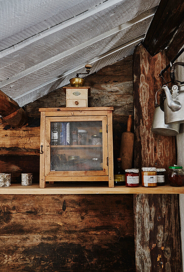 Detail einer Küche mit rustikalen Speisekammer und Kaffeemühle in einer Holzhütte in den Bergen von Sirdal, Norwegen