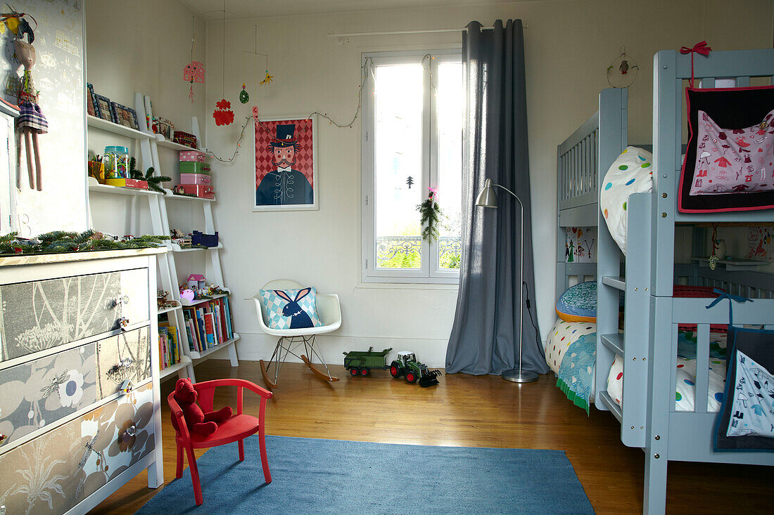 Tapezierte Kommode und hellblau gestrichenes Etagenbett im Kinderzimmer eines Familienhauses in Frankreich