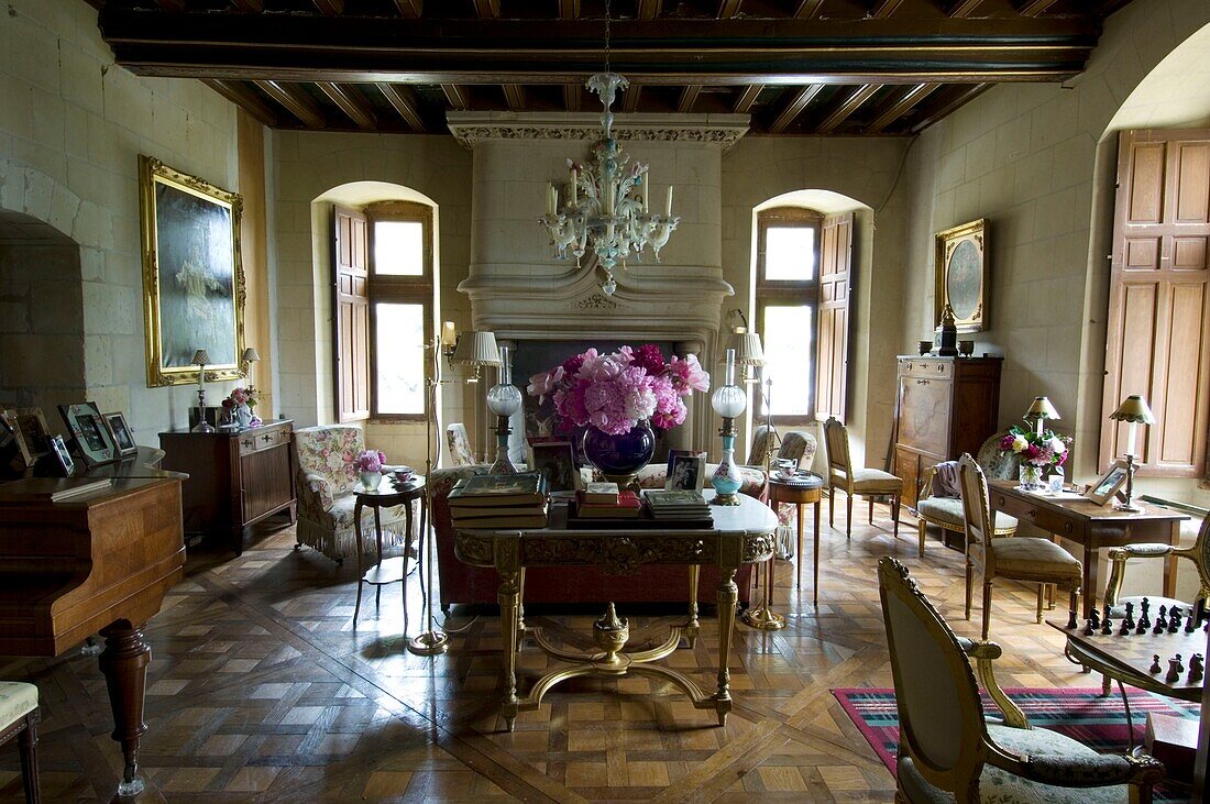 Interieur eines opulenten Wohnzimmers in einem Herrenhaus