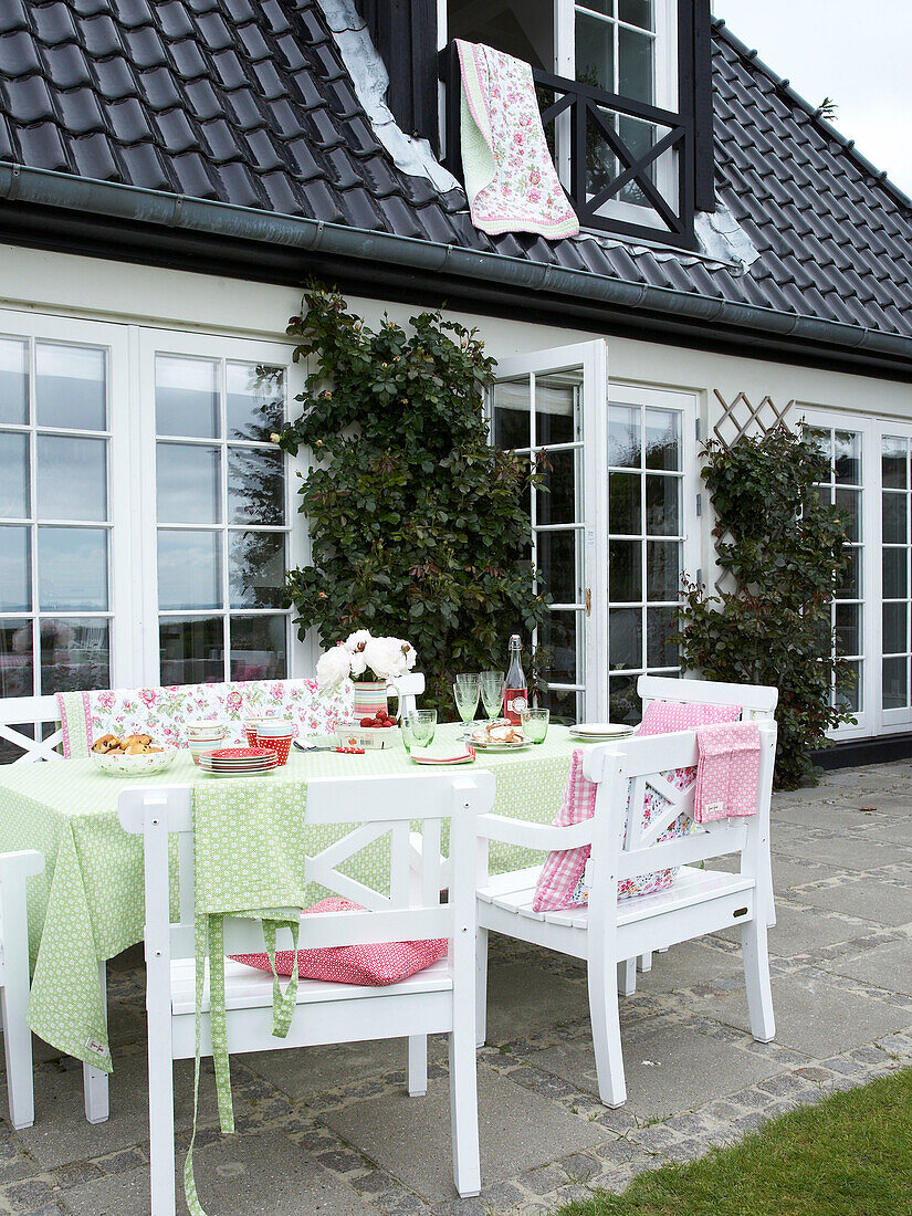 Für das Mittagessen gedeckter Gartentisch an einem Sommertag