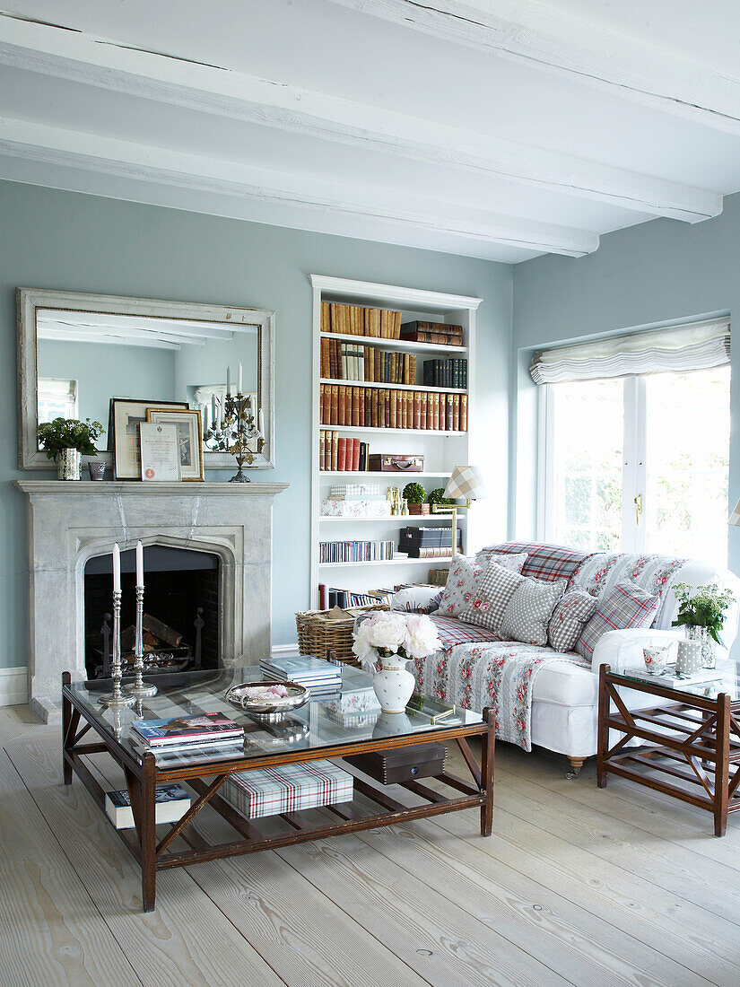 Living room with fireplace and bookshelves