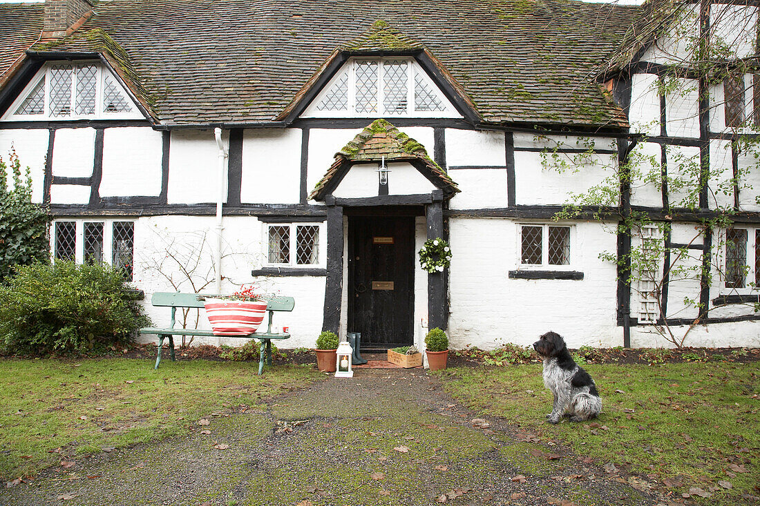 Eingangstür zum Fachwerkhaus in Herefordshire, England, UK