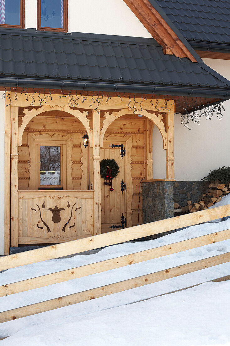 Holzveranda an polnischem Bergchalet