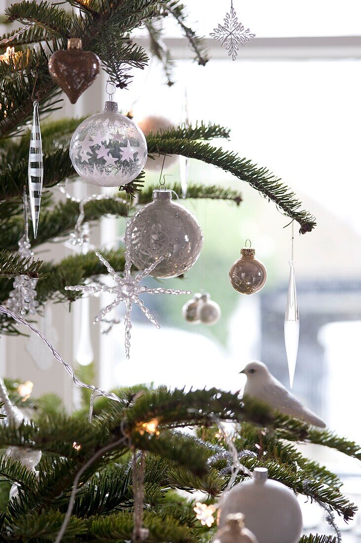 Dekorationen am Weihnachtsbaum