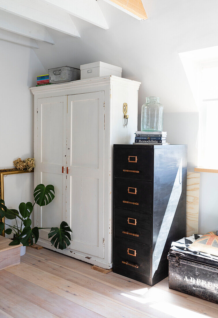 Vintage Lager mit Upcycling-Aktenschrank in einem Haus in Colchester, Essex, UK