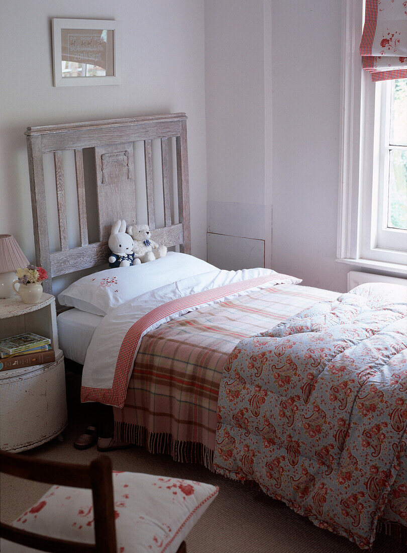 Children's bedroom with single bed