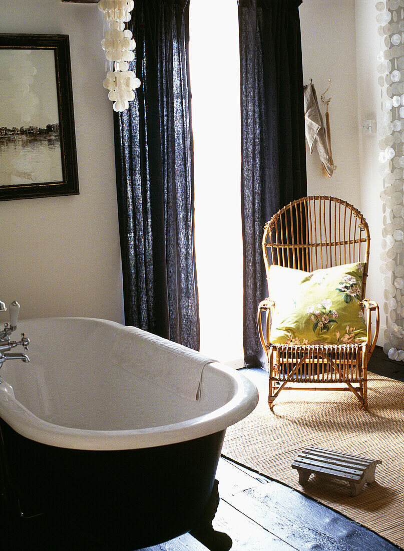 Badezimmer mit indigoblau lackierter Badewanne und Vorhängen