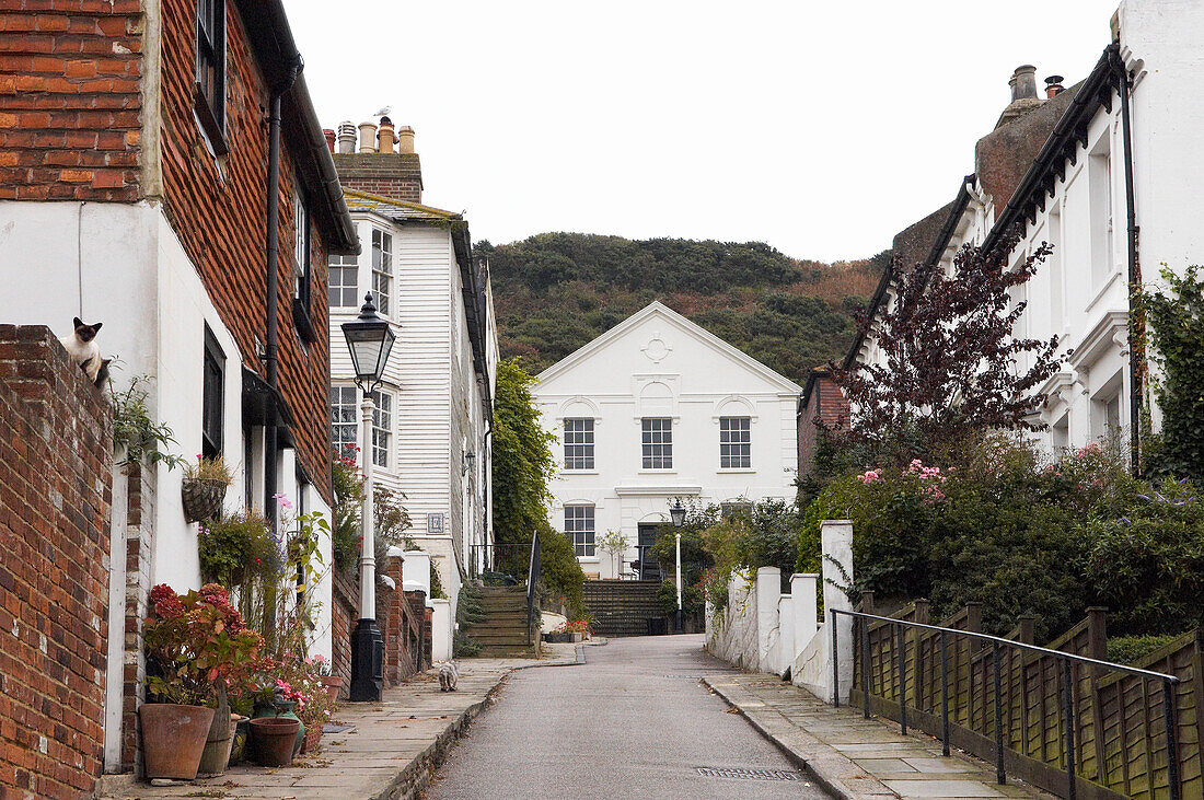 Weiß gestrichenes Haus auf einer Hügelkuppe in Hastings