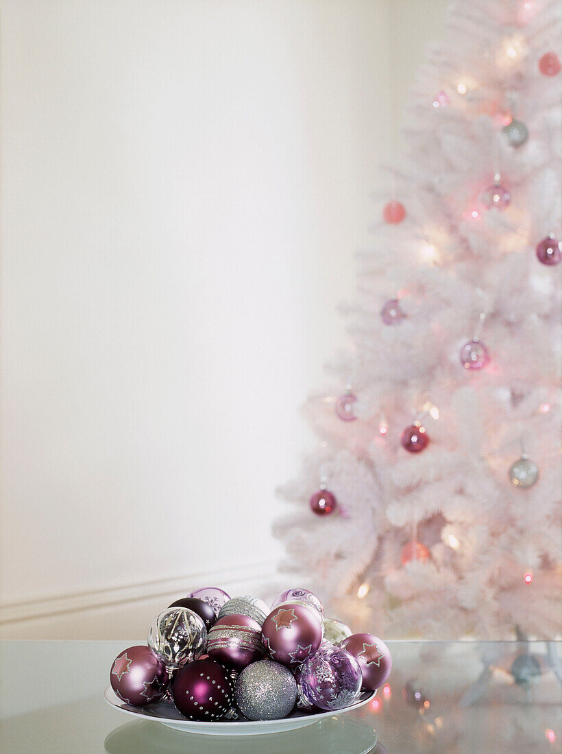 Weißer, mit Kugeln geschmückter künstlicher Weihnachtsbaum