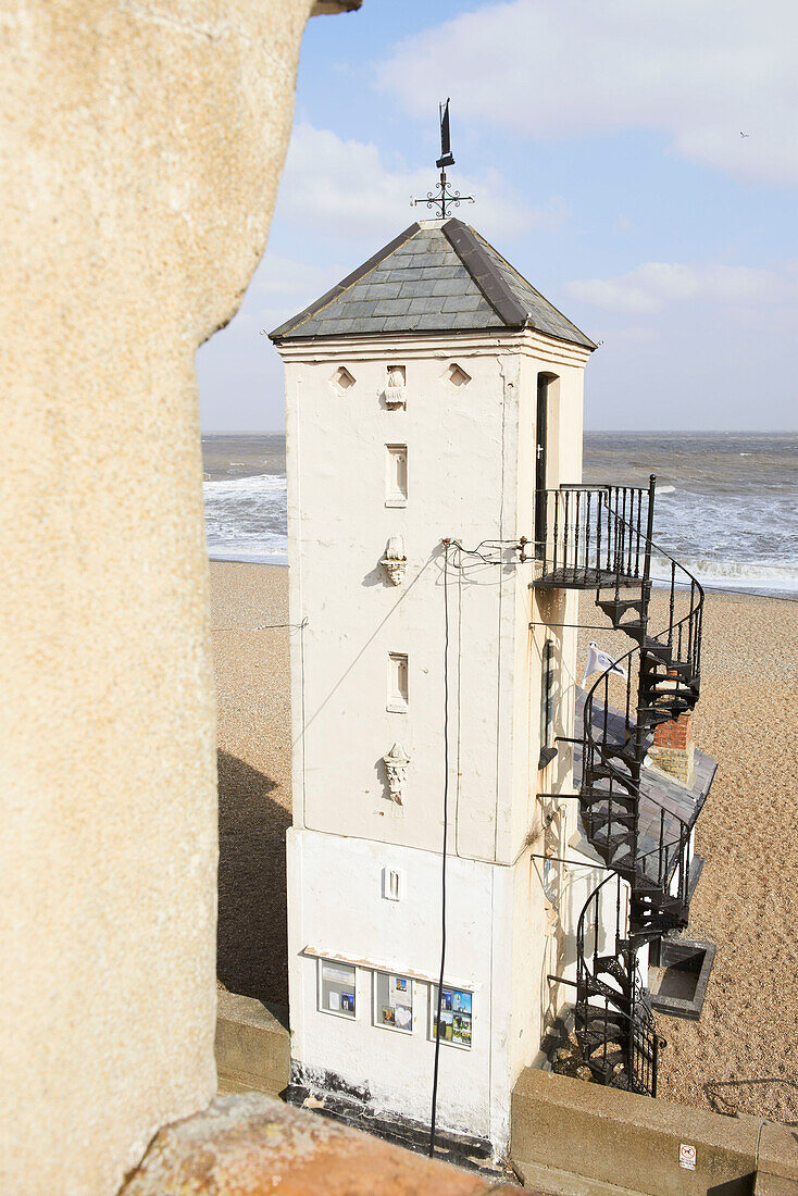 Aussichtsturm mit schmiedeeisernen Metalltreppen Aldeburgh, Suffolk England UK