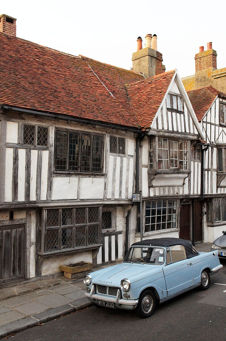 Oldtimer vor einem Fachwerkhaus in Hastings geparkt